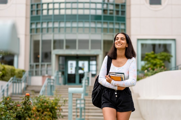 Estudiante feliz dejando la escuela, fin de semestre