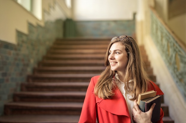 Estudiante feliz en la escuela