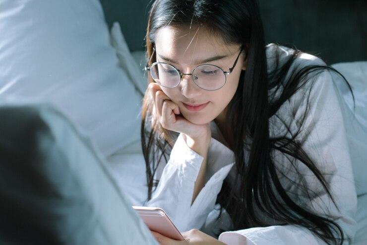 Estudiante feliz estudiando con una laptop en su dormitorio