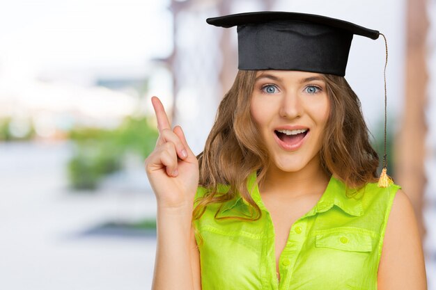 Estudiante feliz con gorra de graduación