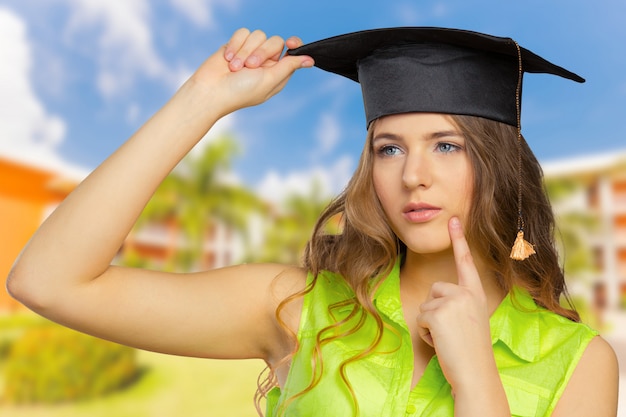 Estudiante feliz con gorra de graduación