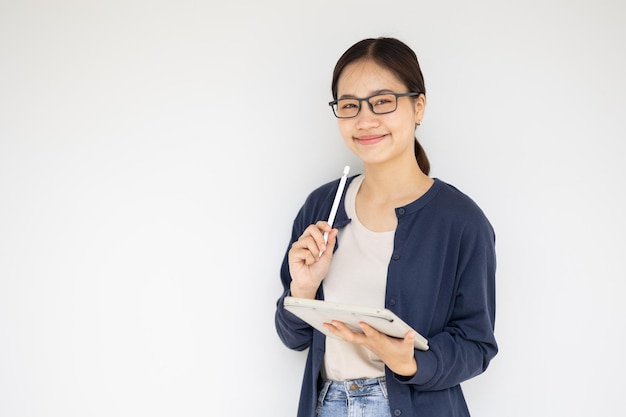 Estudiante feliz jovencita asiática sonriendo relajarse educación informal en el edificio del campus universitario