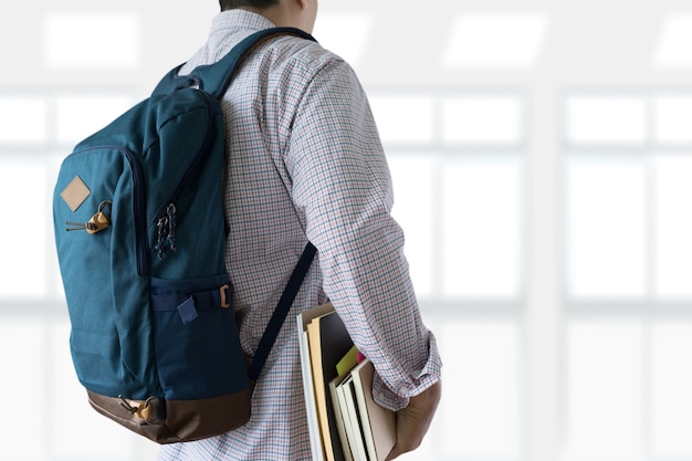 Estudiante feliz con mochila ir a libros de biblioteca