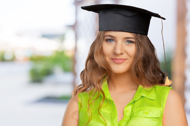 Estudiante feliz en tapa de graduación