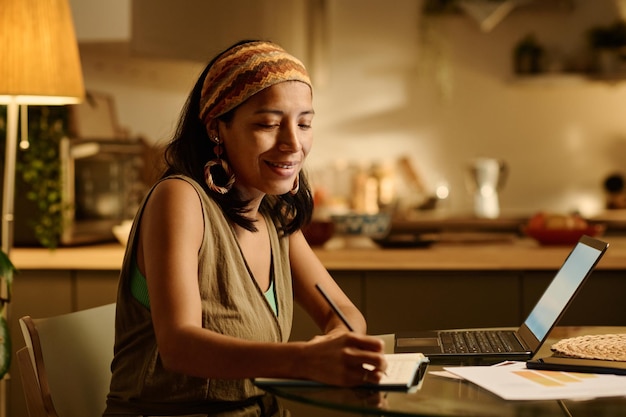 Estudiante feliz tomando notas