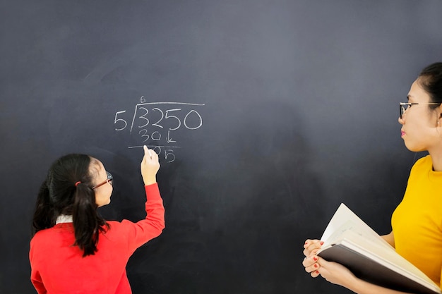 Estudiante femenina aprende matemáticas con su profesor