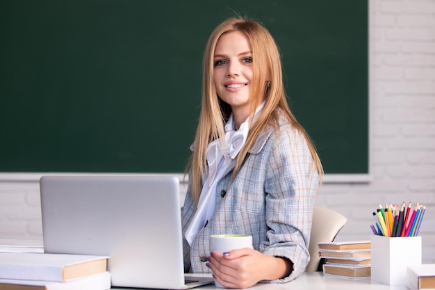 Estudiante femenina en educación escolar universitaria mujer joven estudio en aula universitaria educación en hola