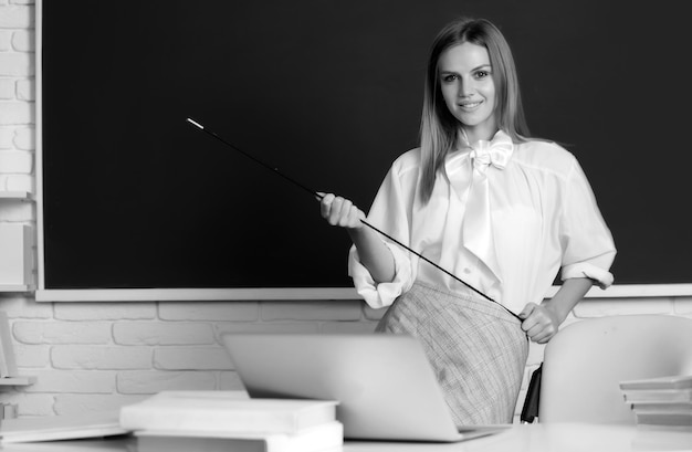 Foto estudiante femenina exitosa en la clase de un estudiante universitario que se prepara para el examen y aprende lecciones en