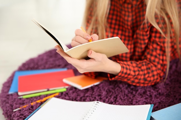 Estudiante femenina preparándose para el examen en el interior