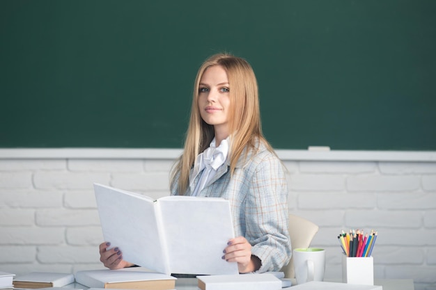 Estudiante femenina sosteniendo un libro en la educación escolar universitaria mujer joven estudio en el aula universitaria