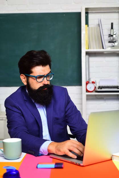 Estudiante en gafas de aprendizaje en la profesión de profesor de auditorio aprendizaje conocimiento de la escuela secundaria