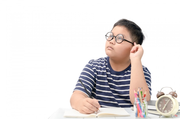 Estudiante gordo pensando mientras hace su tarea.