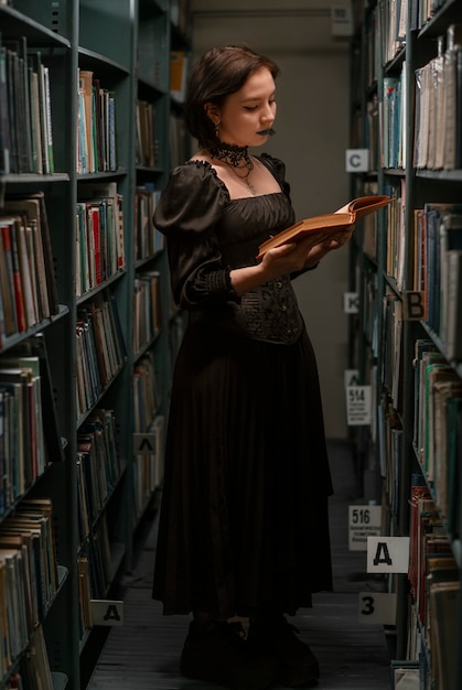 Estudiante gótica en la biblioteca de la escuela.