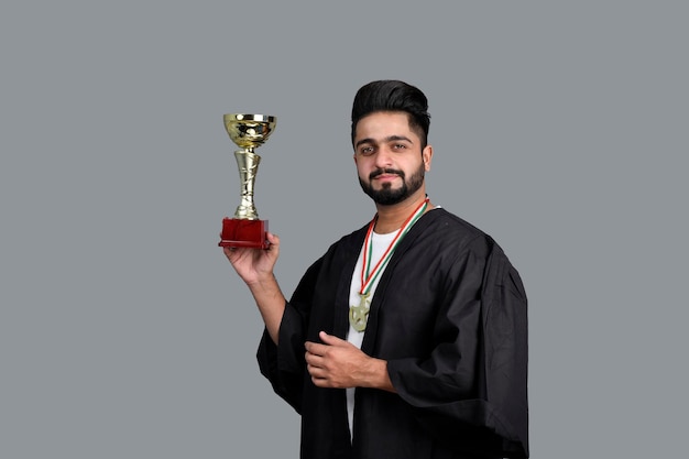 Estudiante graduado feliz con trofeo de oro modelo paquistaní indio