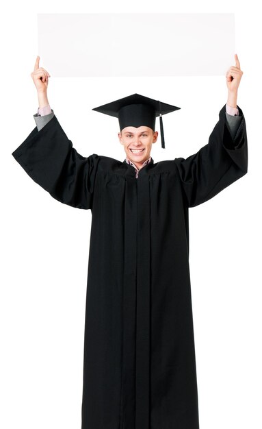 Estudiante graduado masculino feliz con un panel en blanco aislado sobre fondo blanco.