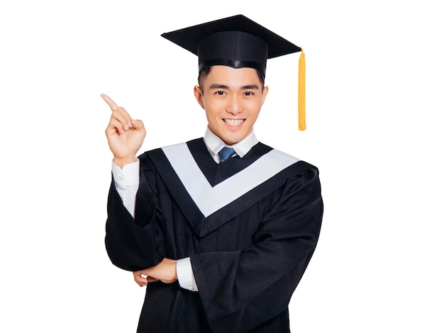 Estudiante graduado masculino feliz señalando con el dedo