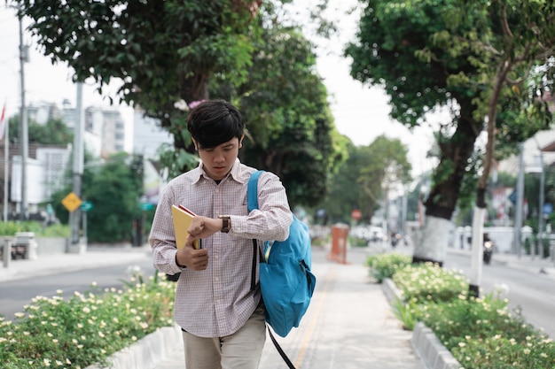 Estudiante guapo asiático en su camino de regreso a casa