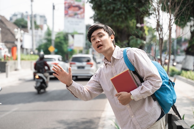 Estudiante guapo asiático en su camino de regreso a casa