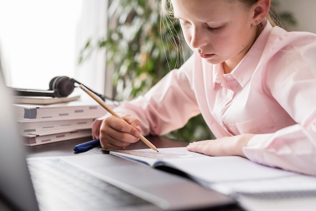 Foto estudiante haciendo su tarea en casa