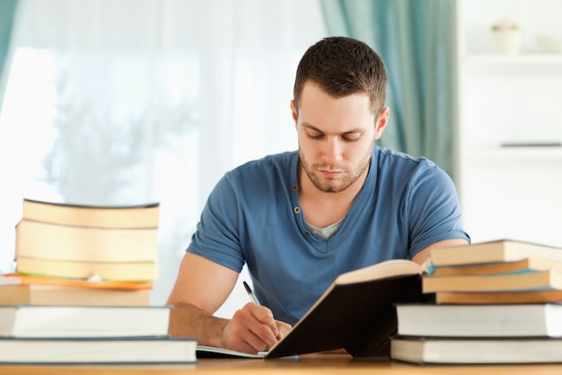 Estudiante haciendo su tarea