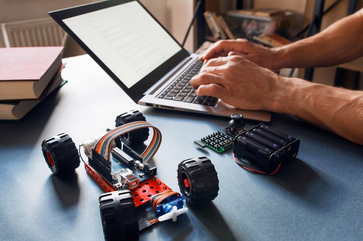 Foto estudiante haciendo tareas de programación en la universidad.