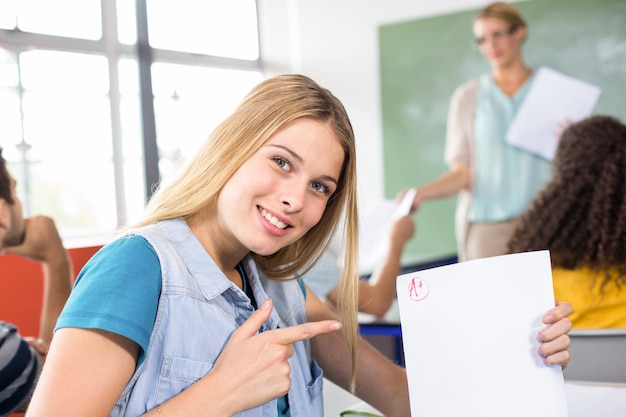 Estudiante hermoso que señala en el papel