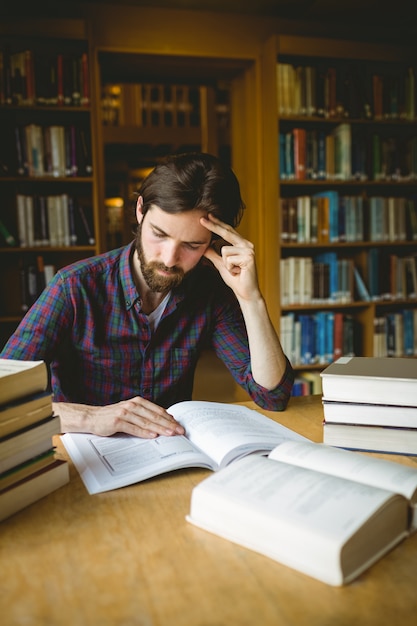 Estudiante Hipster estudiando en la biblioteca