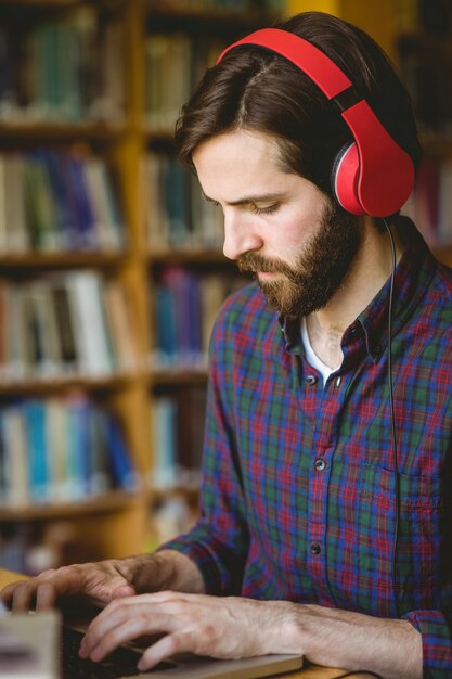 Estudiante Hipster estudiando en la biblioteca