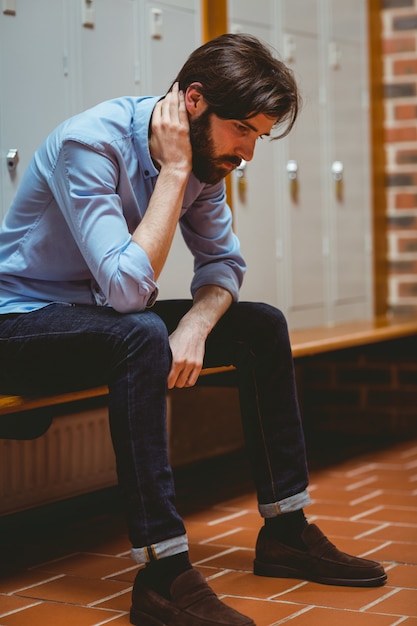 Estudiante Hipster se siente triste en el pasillo