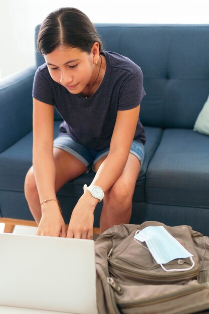 Estudiante hispano preparándose para la escuela en temporada de pandemias