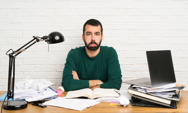 Estudiante hombre con muchos libros