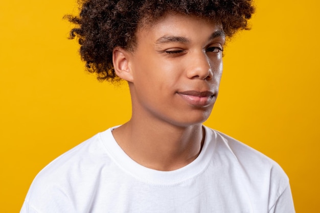 Estudiante de humor positivo de retrato de adolescente negro