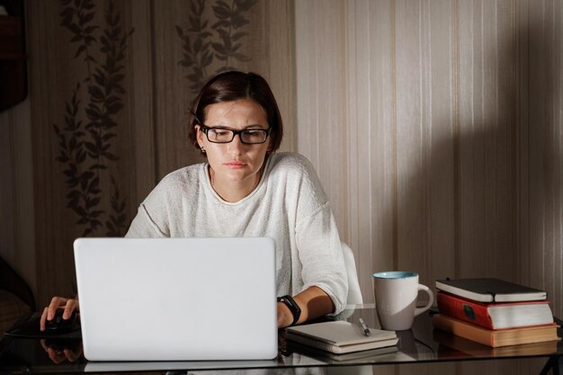 Estudiante independiente trabajando en casa en una tarea