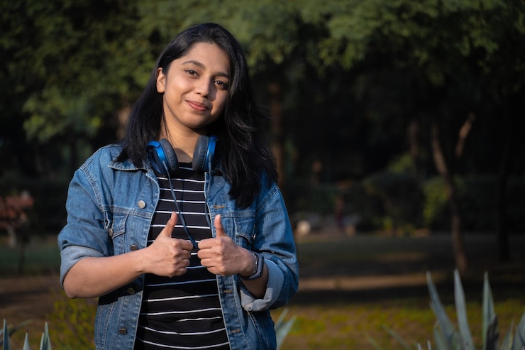 Foto estudiante india dando pulgares arriba