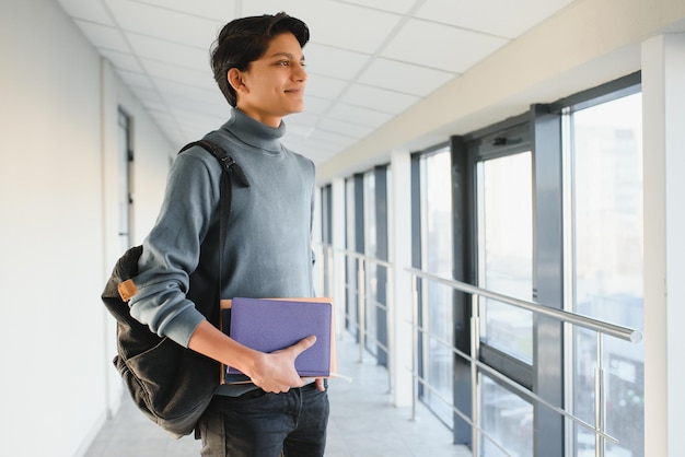 Estudiante indio feliz en la universidad