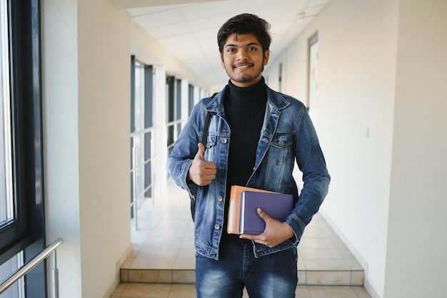 Estudiante indio feliz en la universidad