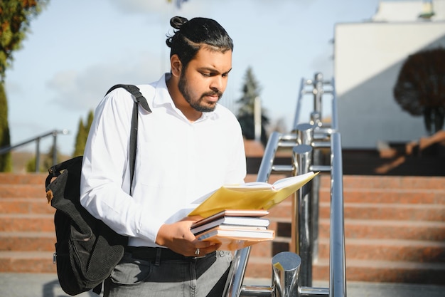 Estudiante indio feliz en la universidad