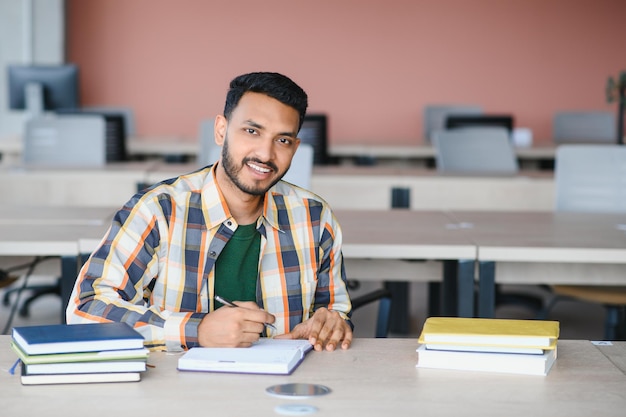 Estudiante indio feliz en la universidad