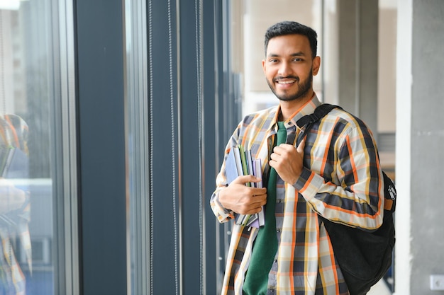 Estudiante indio feliz en la universidad