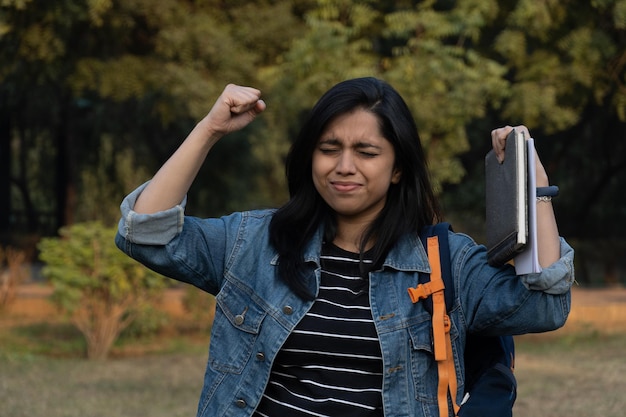 Estudiante indio frustrado debido al sistema educativo