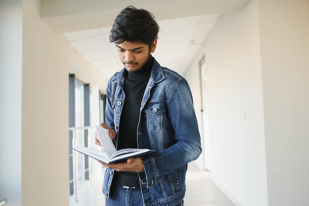 Estudiante indio en la universidad.