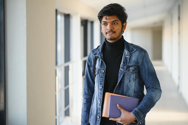 Estudiante indio en la universidad.