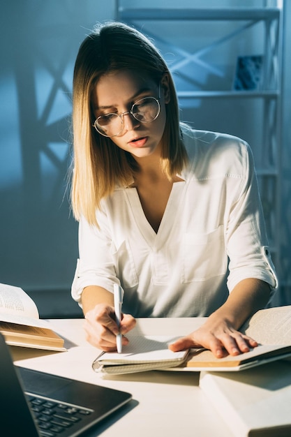 Estudiante de insomnio nocturno de estudio tardío estudiando