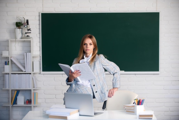 Estudiante inteligente inteligente en la lección de clase en el aula en la escuela secundaria o la universidad