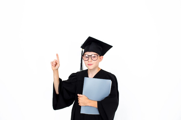 Un estudiante inteligente con un sombrero académico y gafas se encuentra con libros.