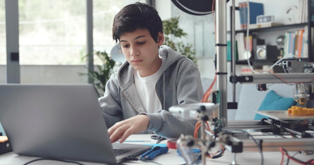 Estudiante inteligente usando una impresora 3D en casa