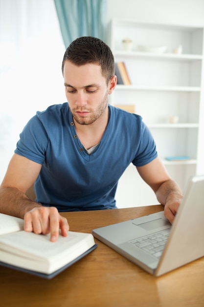 Estudiante investigando con su computadora portátil