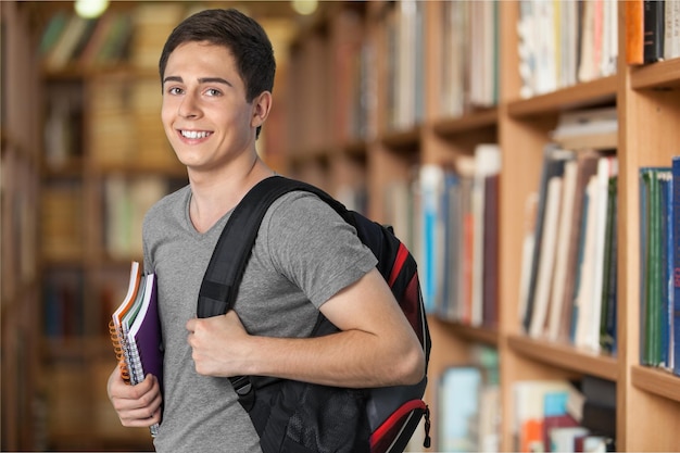 Estudiante joven en camiseta gris