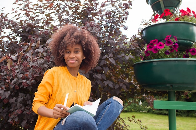 Un estudiante joven y feliz en el parque.