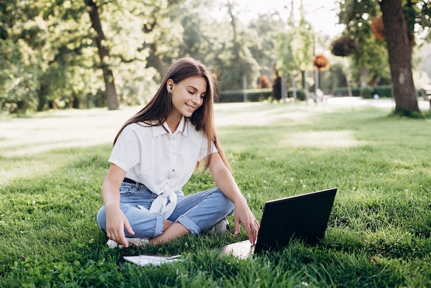 Estudiante joven con laptop en el parque